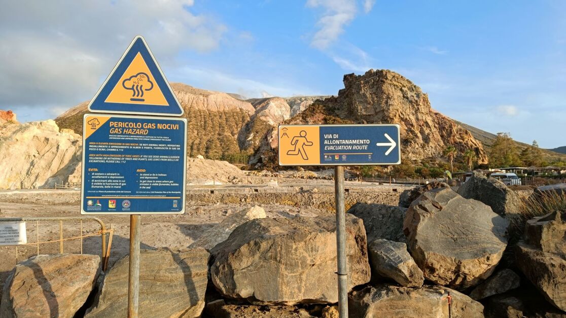 Señales informativas de camino al volcán Danger Signs