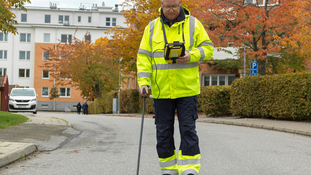 Operator searching for gas leaks, image displays methane leak detector IRwin and probe