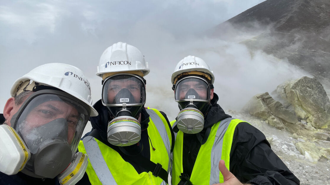 Volcano_Sicily_Team next to the crater