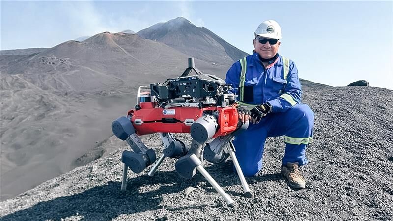 Robot con patas ARAMMIS que utiliza el INFICON Transpector MPH Dr. Andres Diaz on Mount Etna with the ARAMMIS legged robot