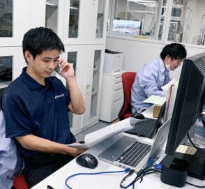 Kazuki-Yanagita_Application-Engineer-Japan_at-computer-on-the-phone