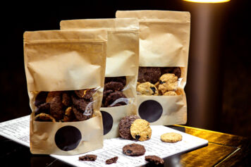 <a href="https://www.freepik.com/free-photo/black-white-cookies-package_7105180.htm#page=2&query=cookies-package&position=12&from_view=search&track=sph">Image by KamranAydinov</a> on Freepik