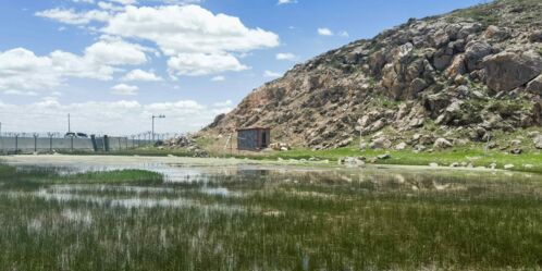 Área protegida alrededor de la fuente termal con cabaña que alberga la estación meteorológica. Earthquake Forecasting_Protected area see hut with forecasting station
