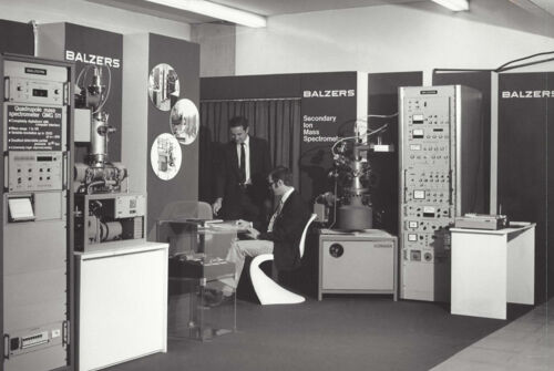 エジンバラの展示会に出展したレモ・フォーゲルサング氏とその同僚、©ジョン・キャメロン Balzers-Mass-Spectrometer-QMG511