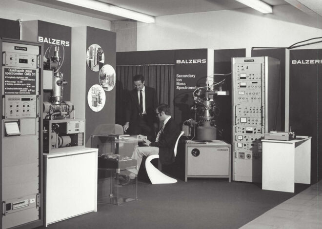 エジンバラの展示会に出展したレモ・フォーゲルサング氏とその同僚、©ジョン・キャメロン Balzers-Mass-Spectrometer-QMG511