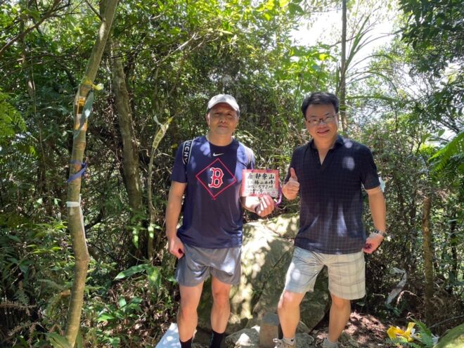 WeiGuang on a hike with an INFICON colleague