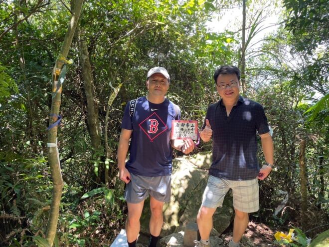 WeiGuang de excursión con un colega de INFICON WeiGuang on a hike with an INFICON colleague