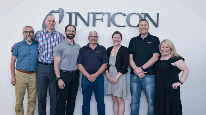 Jack Farden (centro) con Hannah Henley (tercera por la derecha) y miembros del equipo directivo de INFICON Syracuse (de izq. a dcha.): Christain Riesch, Luke Murphy, Sam Carroll, Scott Walker, Merry Bhattacharjee) The INFICON Syracuse leadership team