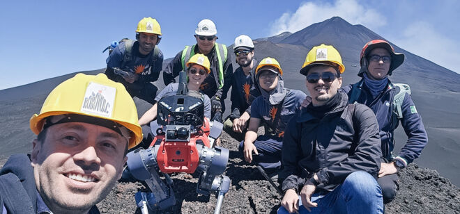 Despliegue sobre el terreno del Monte Etna del equipo de robótica ARAMMIS (junio de 2025): Dr. Andrés Díaz, fila de atrás, centro, junto con el Dr. Marco Hutter, Director del Laboratorio de Sistemas Robóticos de la ETH, y su personal: Julia Ritcher, Manthan Patel, Taka Miki. También, el investigador del INGV de Catania Gaetano Guidice, y el Dr. Dario Calogero y el Dr. Giuseppe Sutera del Grupo ROSYS de la Universidad de Catania. Mount Etna Field Deployment Team